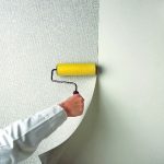 Як правильно клеїти шпалери на флізеліновій основі: повна інструкція