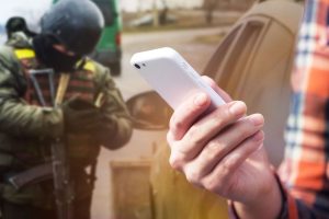 Чи має право поліція перевіряти телефон: законні межі та ваші права