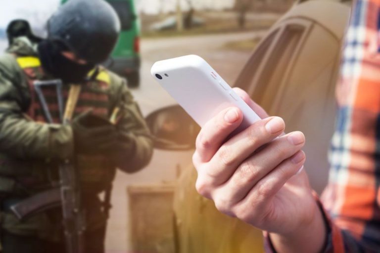 Чи має право поліція перевіряти телефон: законні межі та ваші права