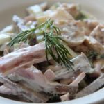 Гарячий салат з язика і печериць