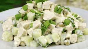 Салат з горошком і куркою: класика і варіації