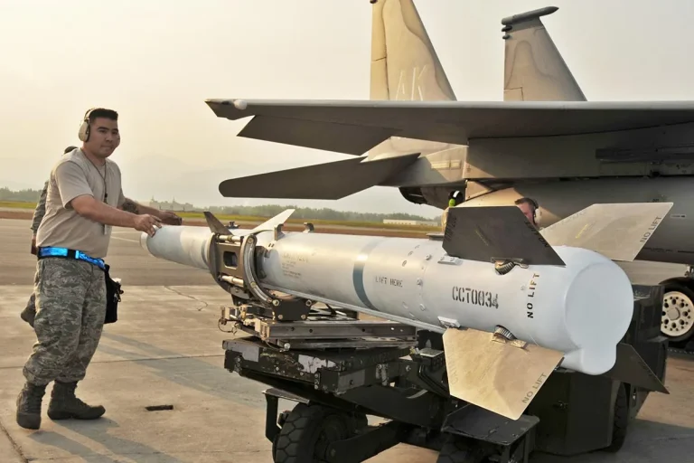 AIM-120 AMRAAM: детальний огляд ракети середньої дальності