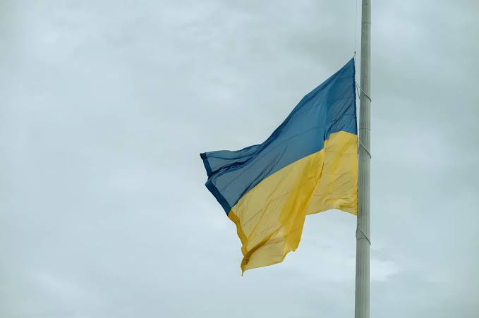 Приспущений прапор: значення символу жалоби та правила етикету