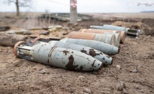 Взрывчатое вещество — это химическое соединение или смесь, способная к быстрому самораспространяющемуся химическому превращению с выделением большого количества тепла и образованием газообразных продуктов. Взрывчатые вещества широко применяются в военном деле, горнодобывающей промышленности, строительстве и других отраслях. История развития взрывчатых веществ начинается с открытия чёрного пороха в Китае в IX веке. В Европе порох стал известен в XIII веке и использовался в основном для артиллерии и стрелкового оружия. В XIX веке были изобретены более мощные взрывчатые вещества: нитроглицерин (1847), динамит (1867), пироксилин и бездымный порох. В XX веке появились бризантные взрывчатые вещества, такие как тротил, гексоген и октоген, которые нашли широкое применение в боеприпасах и промышленных взрывных работах.